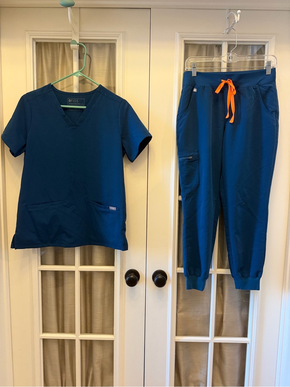 SMALL Caribbean Blue Teal Women’s Figs Set w/ PETITE Zamora Joggers EUC